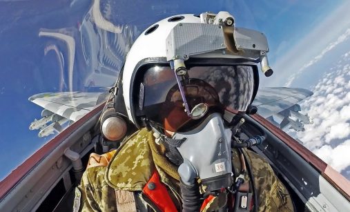 Pilot MiG-29 v kokpitu