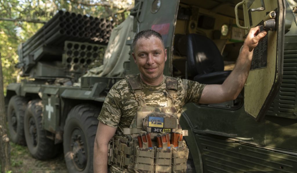 Ukrajinský voják u raketometu RM-70