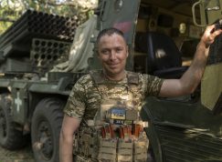 Ukrajinský voják u raketometu RM-70