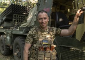Ukrajinský voják u raketometu RM-70