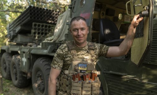 Ukrajinský voják u raketometu RM-70