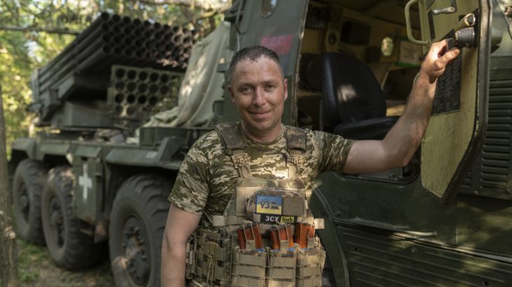 Ukrajinský voják u raketometu RM-70