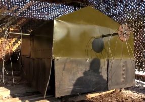 Ruské vozidlo s větrníkem proti dronům