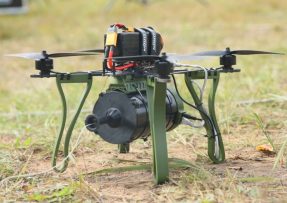 Ruský optický dron s cívkou s optickým kabelem