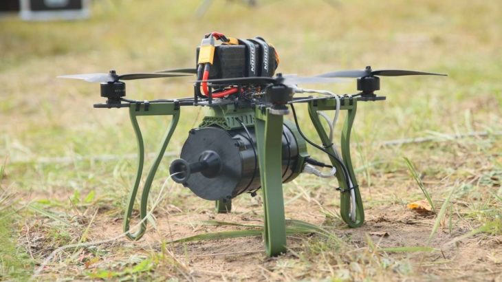 Ruský optický dron s cívkou s optickým kabelem