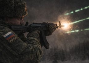 Ruský voják střílí trasovací municí