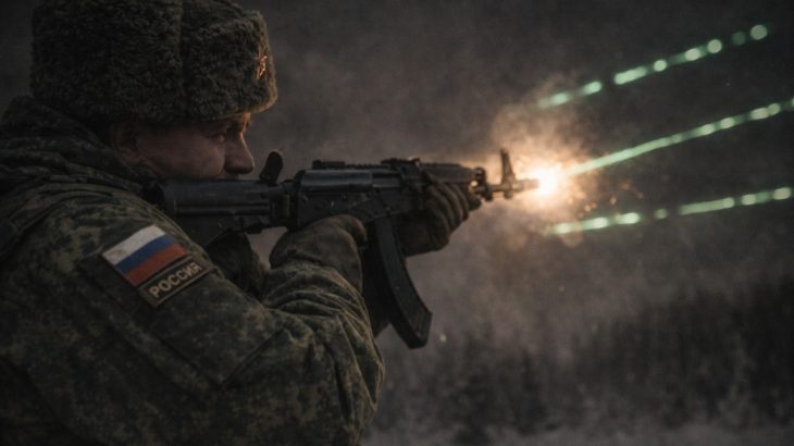 Ruský voják střílí trasovací municí