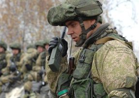 Ruský voják s vysílačkou