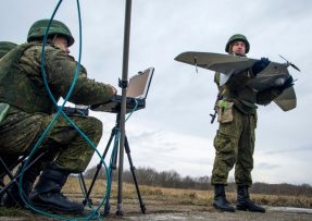 Ruští vojáci s dronem Supercam S350