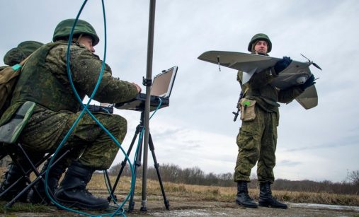 Ruští vojáci s dronem Supercam S350