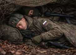 Ruští vojáci spí pod maskovací plachtou