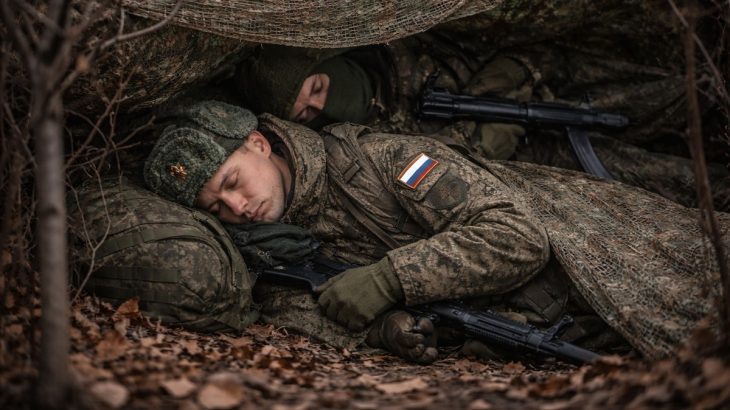 Ruští vojáci spí pod maskovací plachtou