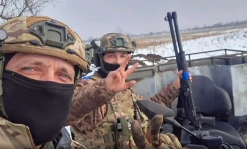 Ukrajinští vojáci s brokovnicí