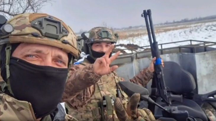 Ukrajinští vojáci s brokovnicí