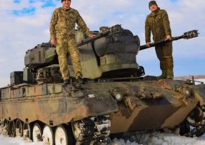 Ukrajinští vojáci s protiletadlovým systémem Gepard