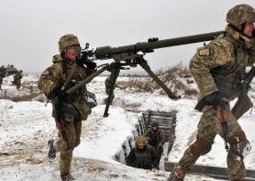 Ukrajinští vojáci s puškou SPG-9