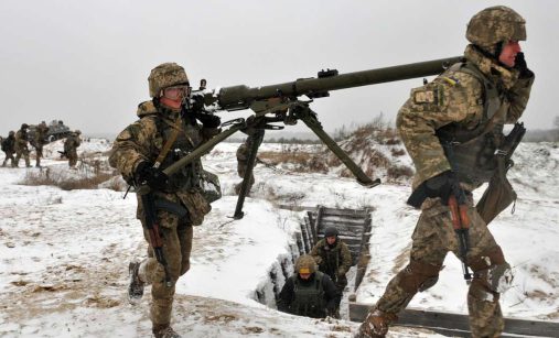 Ukrajinští vojáci s puškou SPG-9