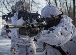 Ukrajinští vojáci v zimním maskování