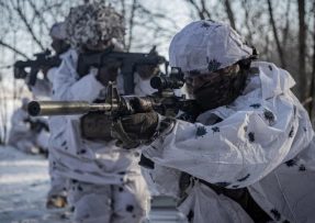Ukrajinští vojáci v zimním maskování