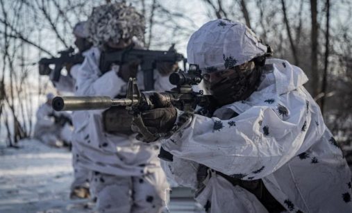 Ukrajinští vojáci v zimním maskování