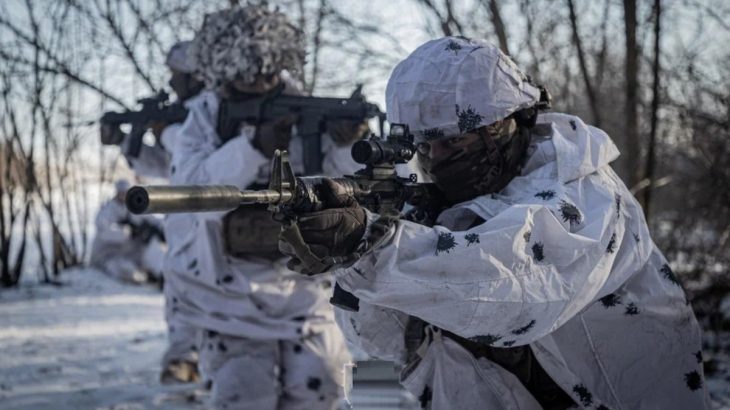Ukrajinští vojáci v zimním maskování