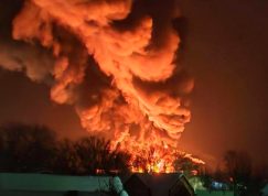 Hořící ropné skladiště ve Velikiye Luki