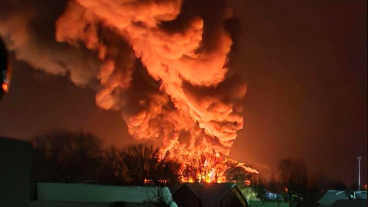 Hořící ropné skladiště ve Velikiye Luki