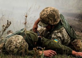 Pomoc zraněnému ukrajinskému vojákovi