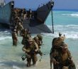 Američtí mariňáci při vylodění