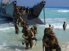 Američtí mariňáci při vylodění