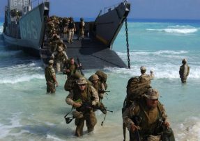 Američtí mariňáci při vylodění