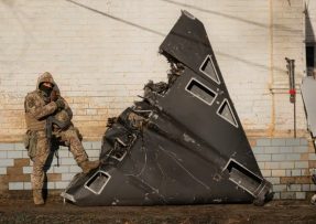 Ukrajinský voják s dronem Geran-2