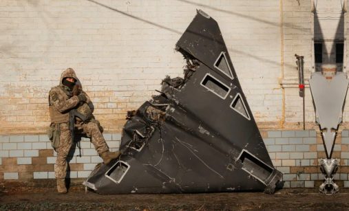 Ukrajinský voják s dronem Geran-2