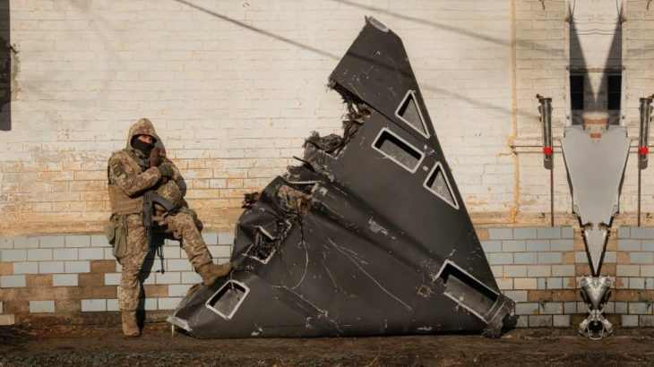 Ukrajinský voják s dronem Geran-2