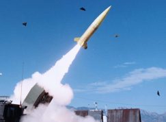 Raketomet HIMARS odpaluje raketu ATACMS