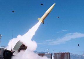 Raketomet HIMARS odpaluje raketu ATACMS