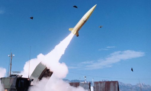 Raketomet HIMARS odpaluje raketu ATACMS