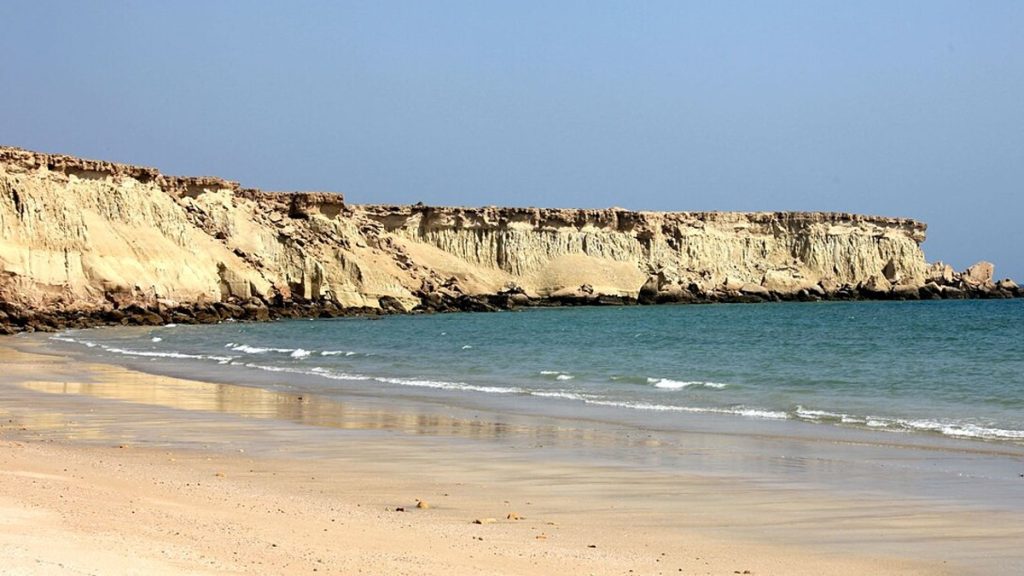 Členité pobřeží ostrova Kešm