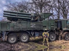 Ukrajinský voják u ruského Pancir-S1