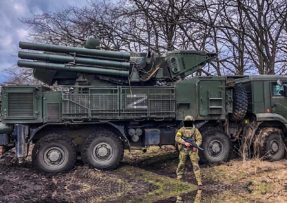 Ukrajinský voják u ruského Pancir-S1