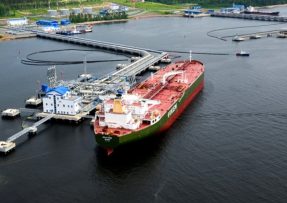 Tanker v ruském přístavu Primorsk