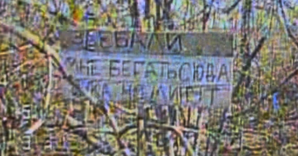 Cedule, na níž ruští vojáci žádají Ukrajince, aby přestali posílat FPV drony, protože je obtížné se pod jejich útoky neustále přesunovat