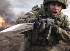 Ruský voják s útočnou puškou a bajonetem