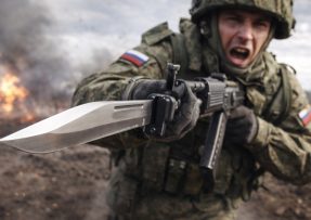 Ruský voják s útočnou puškou a bajonetem