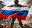Ruský voják s vlajkou