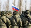 Vojáci s ruskou vlajkou