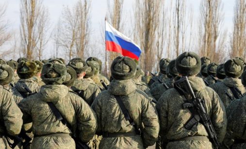 Vojáci s ruskou vlajkou