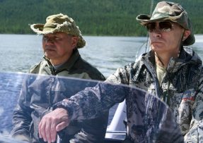 Vladimir Putin a Sergej Šojgu na dovolené