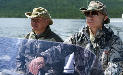 Vladimir Putin a Sergej Šojgu na dovolené