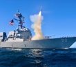 Torpédoborec odpaluje střelu Tomahawk